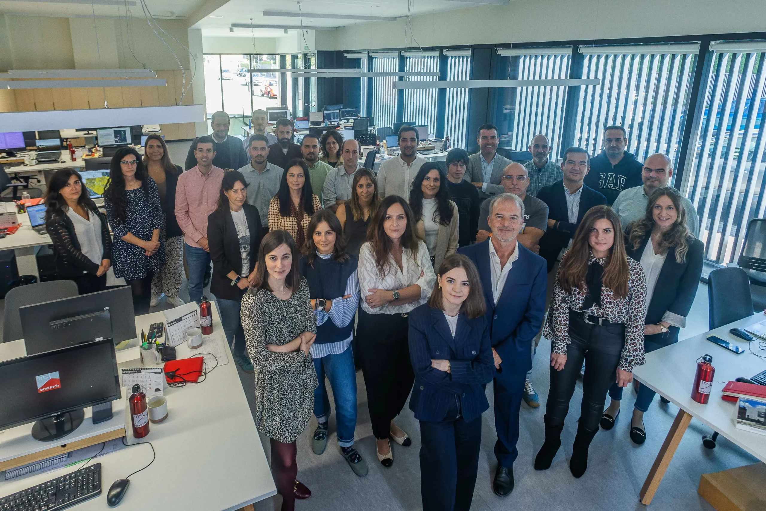 MS Enertech Equipo profesional en energía verde en sede de España
