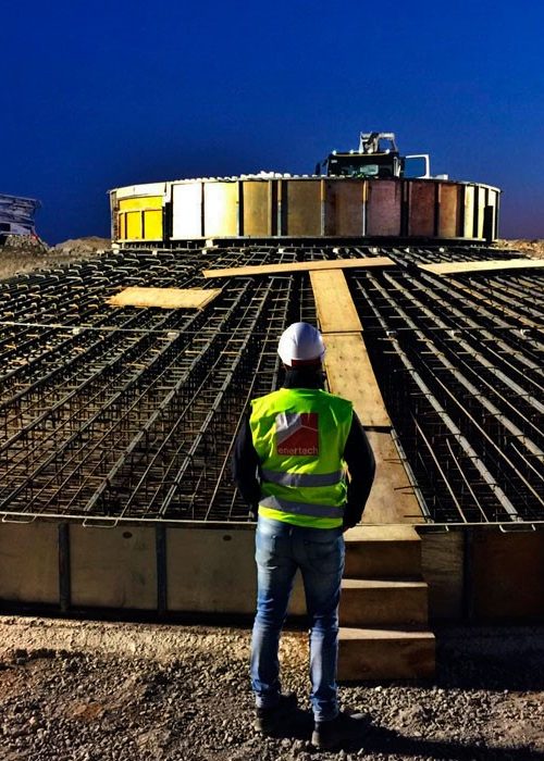 Ingenieros geotécnicos de MS Enertech en parque eólico en atardecer